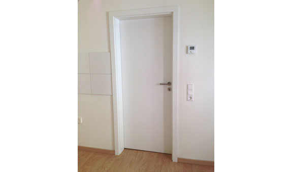 Neue Türen!  - alte Holzdekor-Türen raus, schöne neue weiße Türen rein. 
Neue Bodenbeläge und Sockelleisten