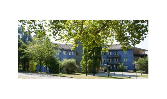 Die Friedrich-Husemann-Klinik ist ein psychiatrisches Fachkrankenhaus der Akutversorgung und mit 103 Betten gemäß Sozialgesetzbuch V § 108 im Landeskrankenhausplan.