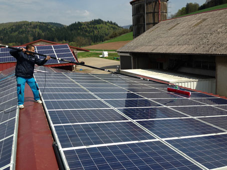 Wir reinigen auch Solaranlagen.