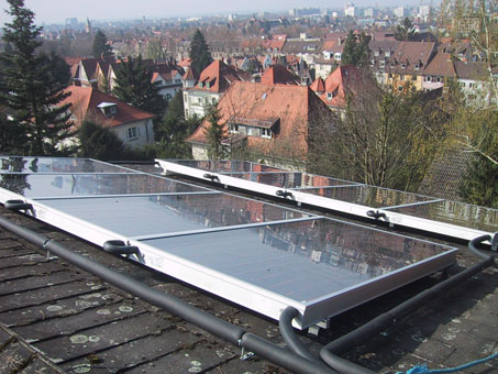 Eine thermische Solaranlage wandelt mit Hilfe von Kollektoren die Sonneneinstrahlung in Wärme um. Diese wird zur Warmwasseraufbereitung und Heizungsunterstützung genutzt.