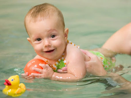 Wir bieten auch Babyschwimmen an.