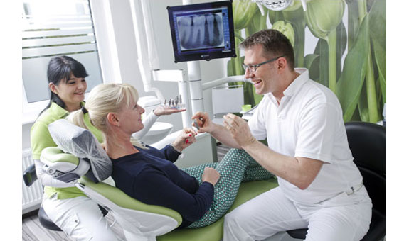 Wir beraten Sie umfassend über die passenden Wege zur Zahngesundheit