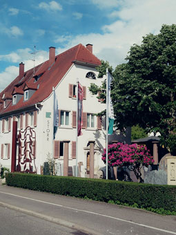 Friedhöfe machen einem die Endlichkeit bewusst, aber sie sind auch schöne Orte, um bewegter Leben zu gedenken. Unsere Bildhauerei am Hauptfriedhof in Freiburg