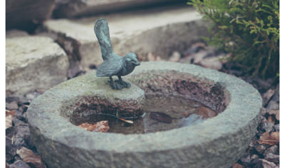 Handgearbeitete Vogeltränke