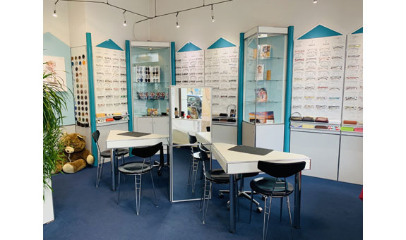 Exakte Kenntnis bei der Glasauswahl und Präzision bei der Fertigung Ihrer Brille, sichern Ihnen optimale Seherfolge zu. Exakte Kenntnis bei der Glasauswahl und Präzision bei der Fertigung Ihrer Brille, sichern Ihnen optimale Seherfolge zu.