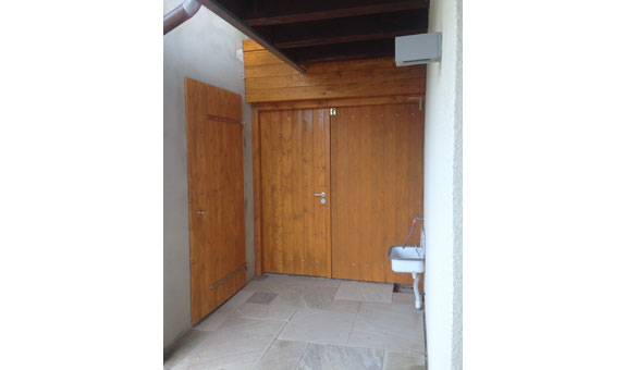Holzelemente im Außenbereich - Türe, Doppelflügeltüre, Verkleidung auf Maß. 
Lärche mit Holzschutz gestrichen