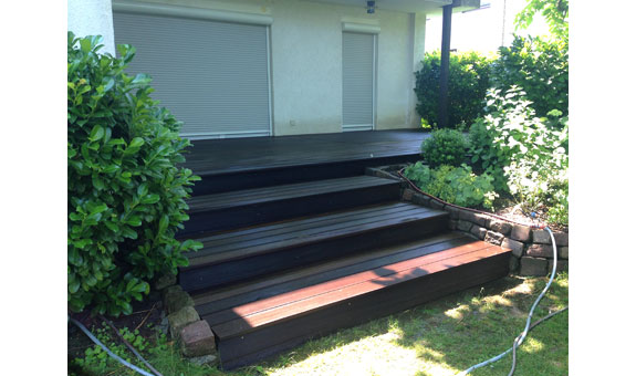 Neubau Holz-Terrasse mit Freitreppe - hier erste Intensivpflege nach 3 Jahren