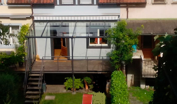 Terrassenüberdachung, Geländer als Absturzsicherung Treppenabgang aus verzinktem Stahl