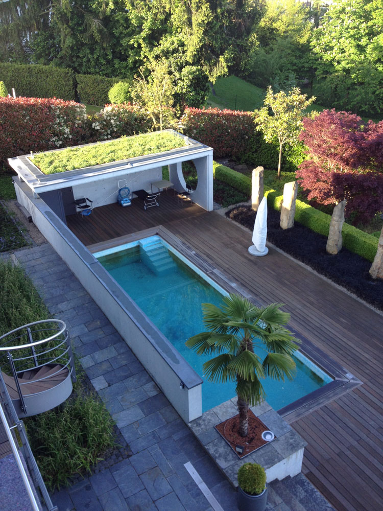 Gartenpoolanlage mit Holzterrasse