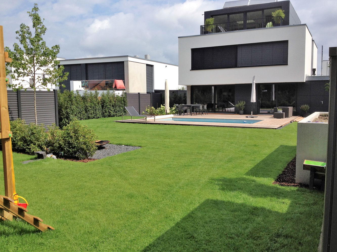 Beispiel für eine Gartenanlage mit viel Rasen und Pool Beispiel für eine Gartenanlage mit viel Rasen und Pool