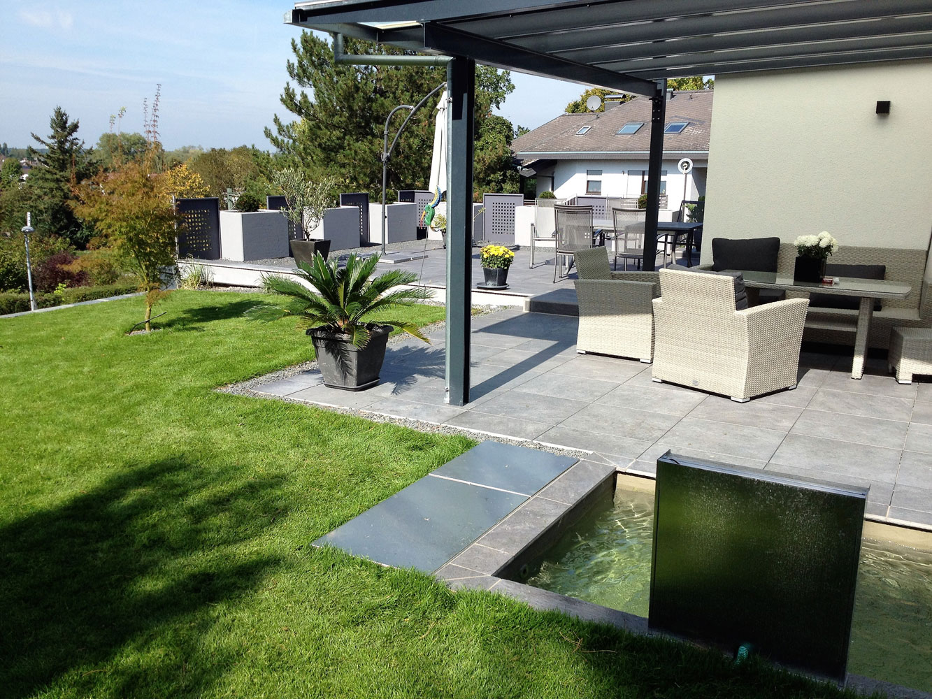 Wir beraten Sie gern, damit die Terrasse architektonisch zum Design Ihres Hauses passt. Wir beraten Sie gern, damit die Terrasse architektonisch zum Design Ihres Hauses passt.