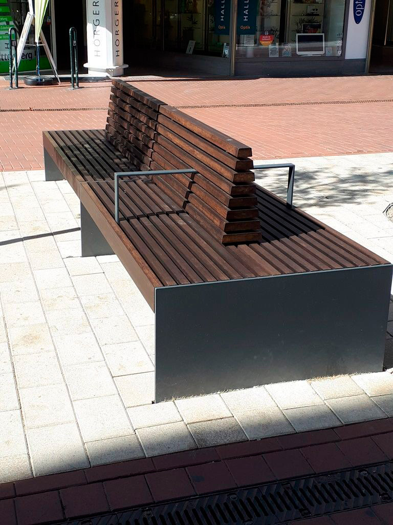 Doppelseitige Sitzbank aus Holz Doppelseitige Sitzbank aus Holz