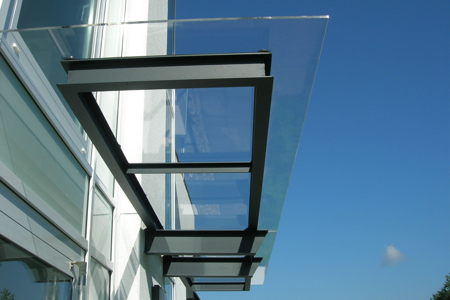 Vordächer aus Glas und Metall