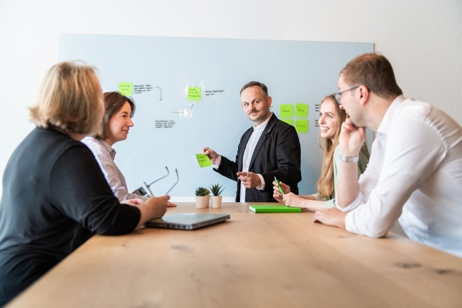 Mit über 30 starken Marken im Verbund der Mediengruppe vereinen wir fundierte Branchen-Exzellenz mit modernen Digitallösungen. Ob Fachmagazine, Onlineportale oder All-in-One-Marketingtools: Wir haben führende Marken in den unterschiedlichsten Segmenten.