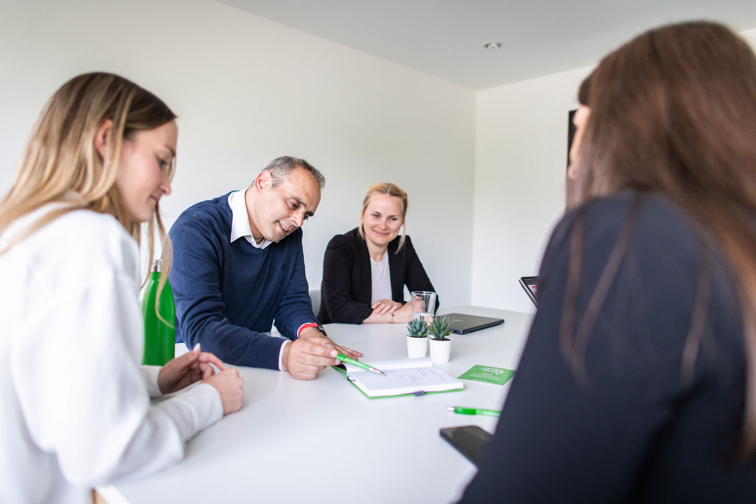 Offene Zusammenarbeit, agile Methoden und Raum für neue Ideen: Gemeinsam entwickeln wir Lösungen, die uns als Team und Unternehmen weiterbringen.